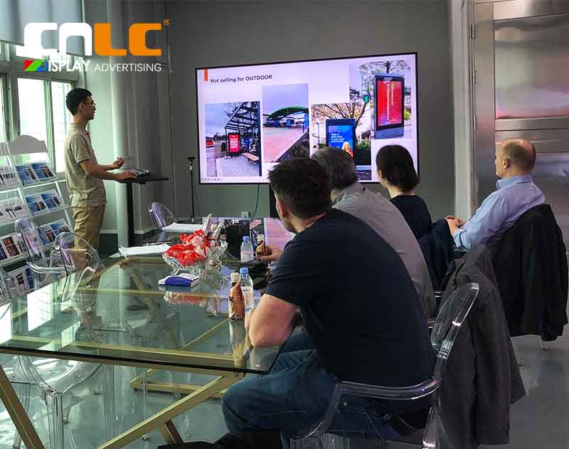 Les clients visitent le CNLC pour découvrir l'affichage numérique personnalisé avec une structure en aluminium durable