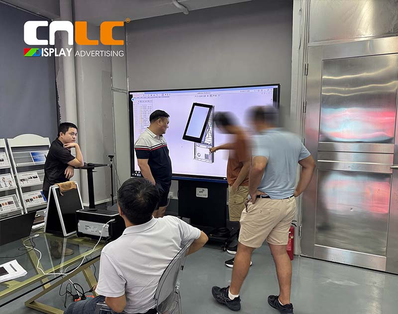 Un client européen visite le CNLC pour le développement conjoint d'un écran LED Mupi extérieur