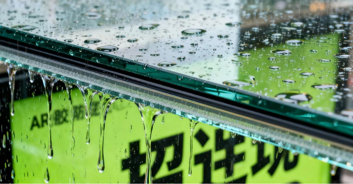 Hydrophobic glass outdoor advertising display – anti-fog coating for clear visibility