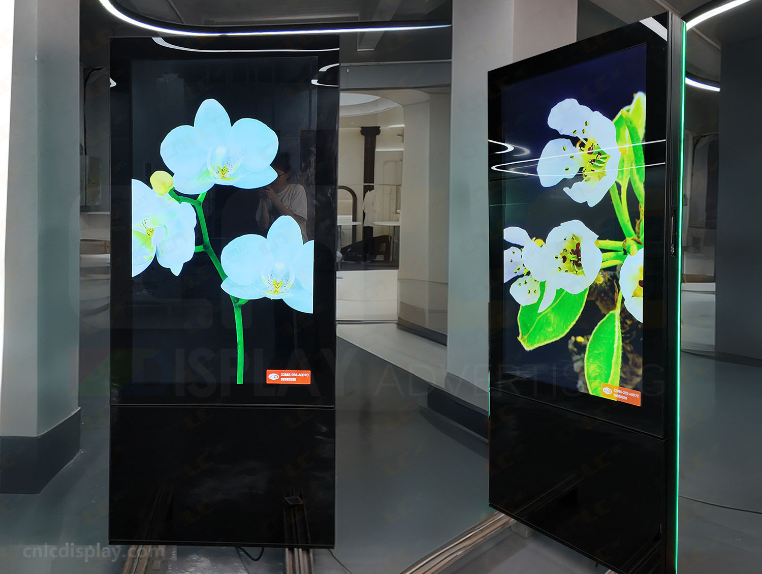 Semi-Outdoor Digital Signage LCD Panel for Train Station and Airport Installations