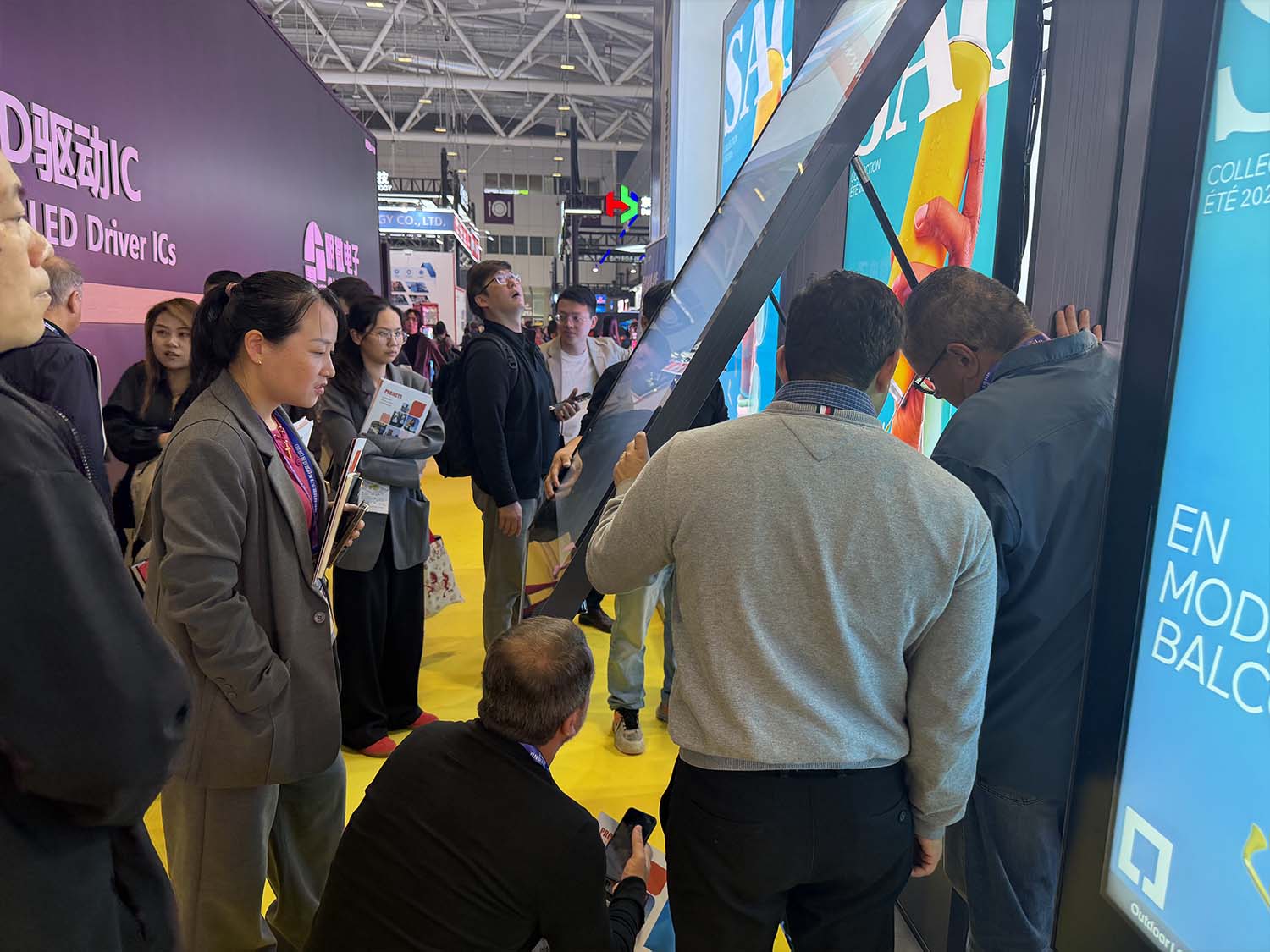 Outdoor LCD digital signage display for commercial applications